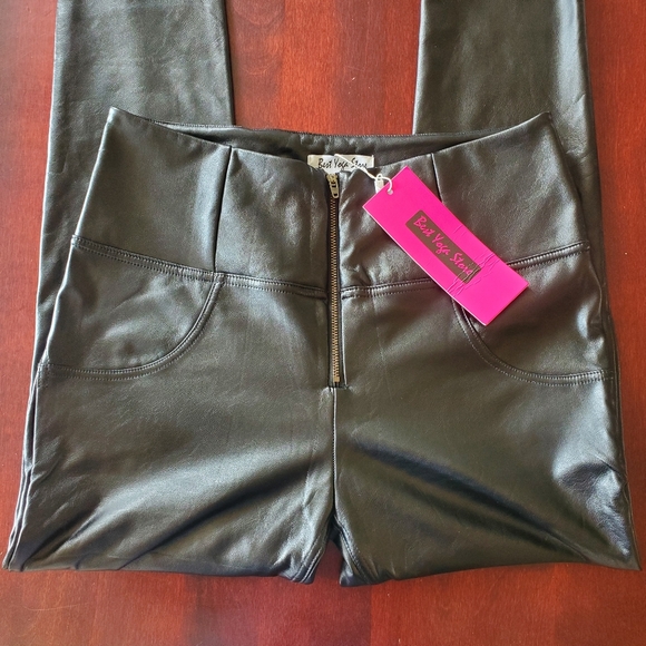 Faux Leather Pants in Size 2XL - Picture 3 of 8